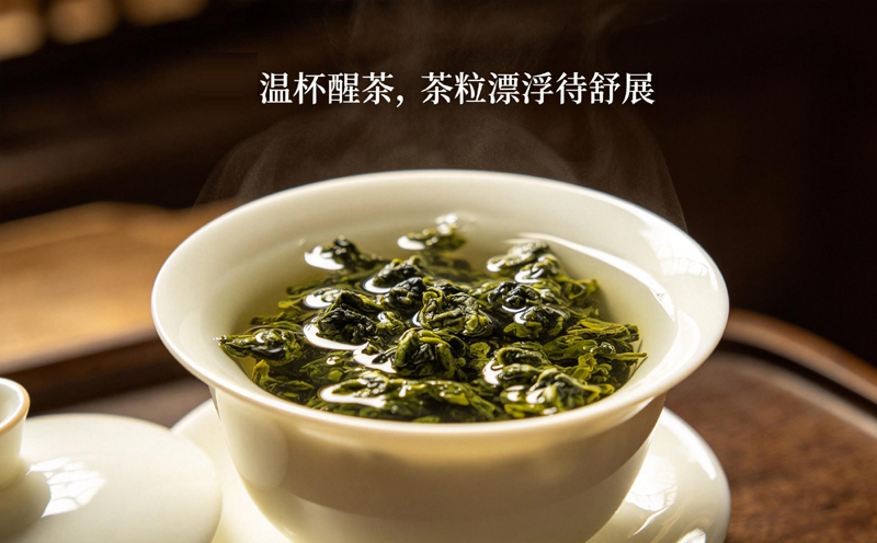 白瓷盖碗中冲入沸水，铁观音干茶颗粒漂浮在水面上