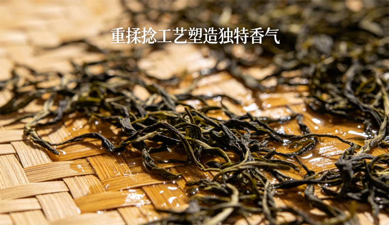 桐木关菜茶金骏眉制作工艺中的重揉捻工序，充分破碎茶叶细胞壁，激发独特香气。