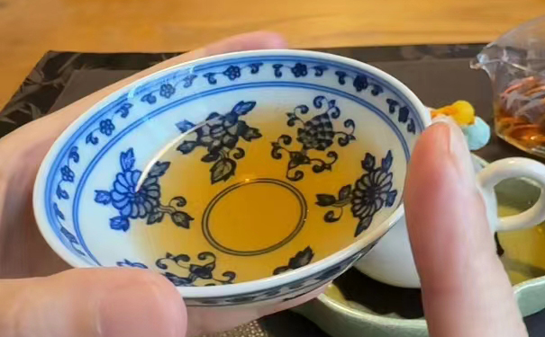 寿眉白茶和普洱茶搭桥后的茶汤