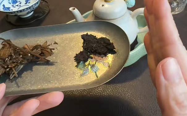 寿眉4.5克和普洱茶1.5克